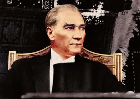Atatürk'ün resmî kıyafetli portresi