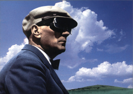 Atatürk açık havada şapka ve gözlükle