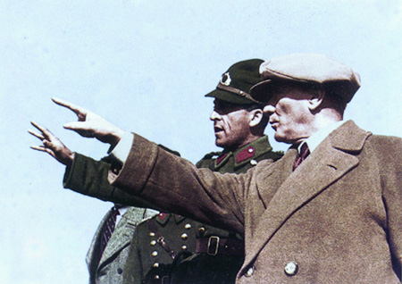 Atatürk subaylarla birlikte ileriyi işaret ederken