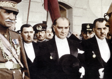 Atatürk devlet görevlileri ve askerler arasında