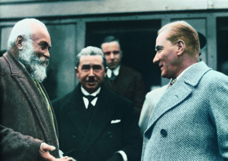 Atatürk bir trenin yanında vatandaşlarla konuşurken