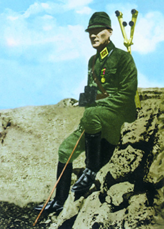 Atatürk askerî kıyafetle kayalık arazide