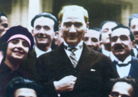 Atatürk gülümseyerek bir kalabalığın arasında