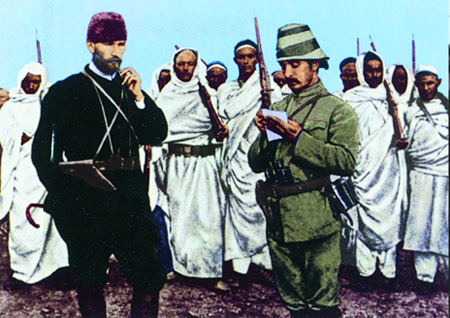 Atatürk askerî kıyafetle Trablusgarp'ta bir grupla